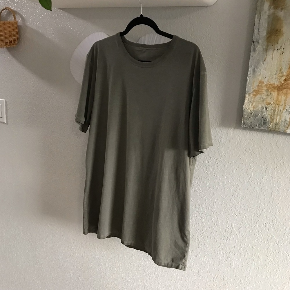 LOW PRICE MOVING- MENS LULULEMON WORKOUT SHIRT